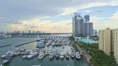 Miami Sahili 'nin havadan görüntüsü. Florida mı? ABD. Miami Sahili 'nin havadan görüntüsü. Miami şehrinin hava panoramik manzarası, binalar, marina, yatlar ve gökdelenler