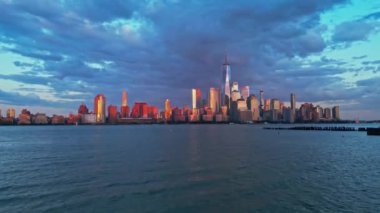 New York 'ta bulut. Dramatik gökyüzü ile New York City Skyline. NYC geceleri dramatik bulutların yakınında. New York City 'nin alacakaranlıkta gökyüzü, New York' ta Manhattan şehri manzarası. Manhattan 'da hava manzarası. NYC 'de akşam