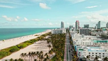 Miami Sahili, Güney Sahili. Miami Beach silueti. Miami şehir manzarası, hava manzarası. Miami kıyı şeridi, kıyı, manzara, okyanus yakınlarındaki gökdelenler. ABD 'de lüks seyahat. Okyanus turkuaz plajı
