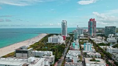 Miami Beach City 'nin havadan görünüşü, Florida, Amerika Birleşik Devletleri. Güneşli bir günde Miami 'nin insansız hava aracı çekimi. Miami Plajı, binaların havadan görünüşü. Miami Beach Panorama Manzarası, Güney Sahili, ABD. Amerikan seyahati