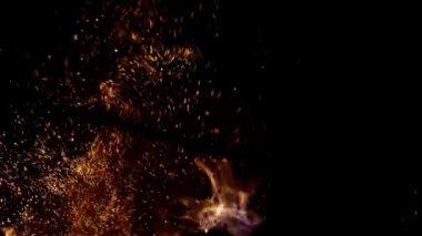 Ateşler. Alevli ateş. Alev deseni. Kıvılcım ve alev. Siyah üzerine alev. Alevlerin parıltısı karanlığı aydınlatır. Kaplama arkaplanı için yanan alev. Alevli bir gösteride kıvılcımlar uçuşuyor