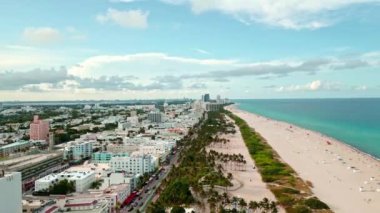 Miami sahili kıyı şeridinin hava manzarası. Miami Beach 'in İHA' sından Panorama Manzarası. South Pointe Parkı 'nın havadan görünüşü. Miami şehri. Güney Miami 'nin en iyi manzarası