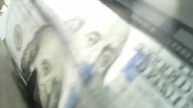 Para sayma makinesini kapat ve dolarları say. Banknot sayacı. Dolar banknotları olan para sayacı. Para sayma makinesi 100 dolarlık banknotları sayıyor.