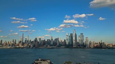 New York 'ta. New York hava manzaralı, İHA 'dan New York City Skyline' a. Manhattan, New York 'ta panoramik drone görüntüsü. New York City şehir merkezi gökyüzü bulutlu. Panorama NY Şehri