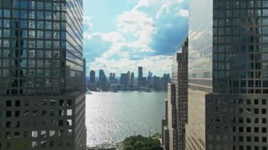 New York hava manzaralı. New York City silueti, ABD 'de Manhattan şehri manzarası. New York City Manhattan Şehir Merkezi Skyline, Jersey City, New Jersey, ABD