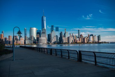 New York 'ta. Manhattan şehir merkezindeki gökdelenler. New York City silueti, ABD 'de Manhattan şehri.