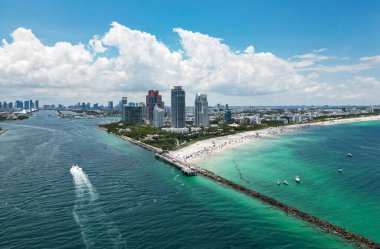 Florida, ABD 'den Miami Beach sahnesi. Miami sahili. Miami Plajı ve şehir manzarasının havadan görüntüsü. Miami sahili kıyı şeridi, hava manzaralı.