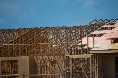 Kereste Kuyusu Evi. Amerika 'da yeni kereste çerçeveli evler inşa etmek. Timber Canadian Log Home ya da OSB Sheathing 'li Timber Finland Log House. Çağdaş ekolojik yapı