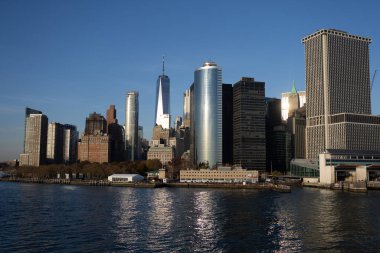 New York 'un panoramik manzarası, Birleşik Devletler. Manhattan 'ın ortasındaki New York şehrinin silüeti. ABD, New York, New York, Manhattan. Amerikan büyük şehri. Aşağı Manhattan silueti