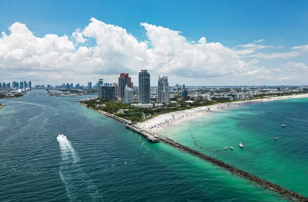 Florida, ABD 'den Miami Beach sahnesi. Miami sahili. Miami Plajı ve şehir manzarasının havadan görüntüsü. Miami sahili kıyı şeridi, hava manzaralı.