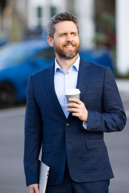 İş adamı portresi, kendine güvenen bir CEO. Zarif CEO iş adamının açık hava portresi. Takım elbiseli Ceo ofis çalışanı. İş adamı lider, patron, CEO. Finansal kurumsal danışman, yönetici, iş adamları