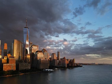 New York 'ta bulut, dramatik gökyüzü ile New York City Skyline. Amerikan Kentsel Gökdelenleri dramatik bulutların yakınında. New York City silueti, New York 'taki Manhattan şehri. Manhattan 'da panoramik manzara. ABD