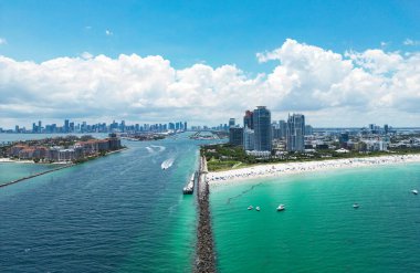 South Pointe Parkı 'nın havadan görünüşü. Miami Plajı. Florida mı? ABD. Miami Beach 'te hafta sonu. Miami şehrinin havadan panoramik manzarası, binalar, marina, yatlar ve lüks daireler.