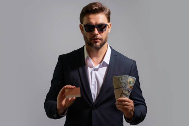 Para banknotları olan bir iş adamı. Dolar banknotları olan bir erkek girişimci. Şanslı patron, sigortacı, menajer. Parası olan serbest çalışan biri. Kopyalama alanı olan beyaz pankart için