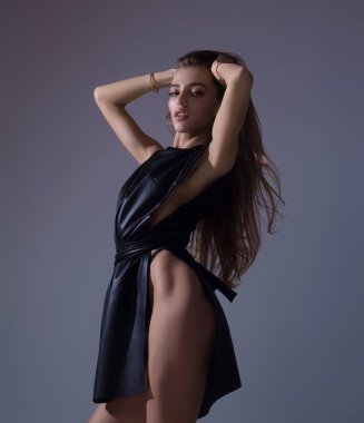 Moda elbisesi içinde zarif, zarif, seksi bir kadın. Güzel kız, manken. Moda kadını. Moda modasında seksi bir kız. Seksi kıyafetler.
