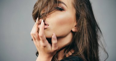 Şehvetli bir kızın yüzüne yakın çekim. Güzellik ve moda. Kozmetik ürünleri