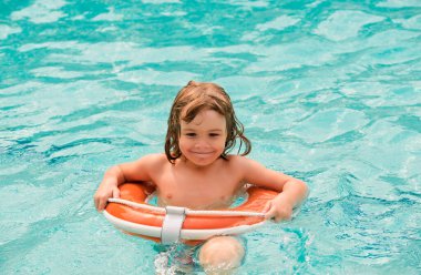 Çocuk yaz tatili. Çocuk Aquapark 'ta eğleniyor. Can simidiyle oynayan mutlu çocuk. Yaz tatilleri