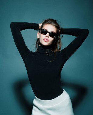 Moda portresi. Siyah güneş gözlüklü, baştan çıkarıcı, zarif genç bir kadının portresi.