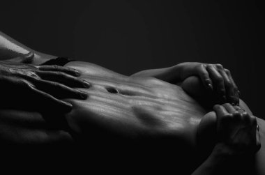 Şehvetli göğüs ve karın. Külotlu, bikinili, tangalı, iç çamaşırlı seksi kadın. Göğüslerini kapatan üstsüz şehvetli kadın. Adam kadınlara dokunuyor, seksi çıplak vücut. Erkek eli kadınların karnına dokunuyor.