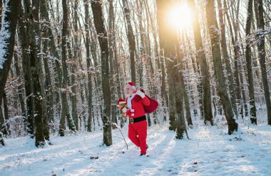 Karlı Noel zamanı. Kocaman kırmızı çuvallı Noel Baba. Mutlu Noeller ve yeni yıl arifesi konsepti