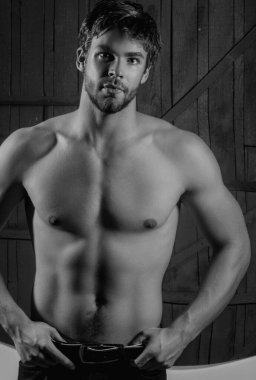 Erkek kaslı gövde. Seksi bir vücut. Çıplak Kas ve Güç Atletik Gay Pozu. Güçlü ve şehvetli. - Seksi Adam. Çıplak adam. Eşcinsel model. Erkek kaslı vücut. Çıplak Gövde, Ateşli Çocuk, Hunk. Üstsüz Üstsüz Kavram