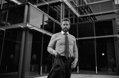 Bir ofis merkezinde duran iş adamının portresi