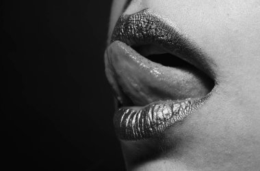 Seksi altın dudaklar, seksi dudaklarda altın ruj, metalik ağız. Şehvetli kadın ağzı. Seksi kız altın dudaklar, altın ağız. Parlak altın ten ve yaldızlı dudaklar. Metalik parlak altın dudak parlatıcısı