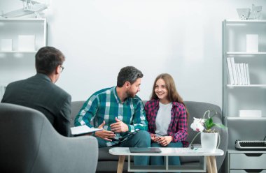 Baba ve kız, aile içi sorunları aile psikologu ile tartışıyor. Psikologla aile sorunları tartışması. Ebeveynlik çatışmaları, çocuk krizleri