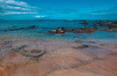 Deniz manzarası, doğa geçmişi. Güneşli bir günde açık okyanus suyuyla dolu gök mavisi bir sahil.