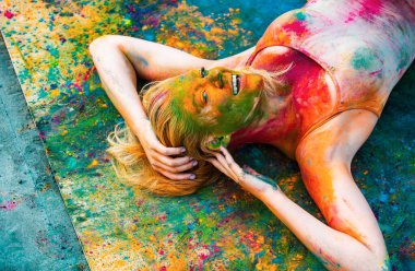 Holi Boya Festivali 'nde neşeli genç bir kadın.