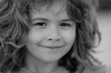 Çocuklar yakın çekim, mutlu yüzler görür. Komik çocuk suratı yakın çekim. Çocuk portresi. Sarışın çocuğun yakın gözleri. Komik çocuk suratı. Sevimli bir çocuğun portresi. Çocukların açık havada portresi. Çocuklar gülümsüyor, şirin gülüyor.