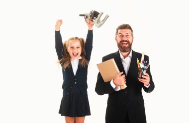 Başarılı bir egzersiz bitiren liseli kızla özel ders veriyorum. Okul üniformalı neşeli küçük kız eğleniyor. Eğlenceli çocuk eğitimi. İlköğretim öğrencisi okul malzemeleri ve heyecanlı öğretmeniyle çok şaşırdı.