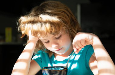 Çocuk mutfakta kahvaltı yapar. Organik ev yemekleri. Çocuklar için sağlıklı yiyecekler