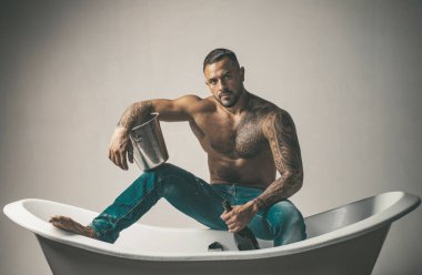 Seksi baştan çıkarıcı soyunan adam banyoda küvete oturur, erkekler şampanya ile tatil yapar. Özel seks partisi