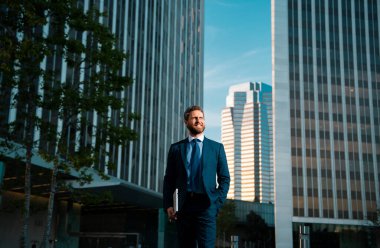 Ofiste duran bir iş adamının portresi