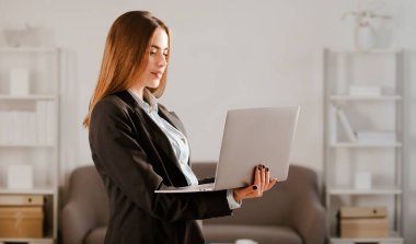 Ofiste çalışan iş kadını girişimci, işyerinde çalışan profesyonel bir çalışan. Genç güzel sekreter kız.
