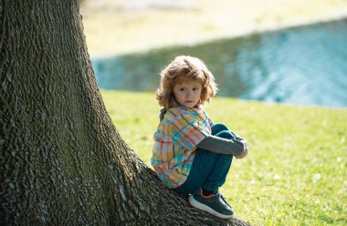 Yalnız çocuk. Yalnızlık çocuğu. Çocuk depresyonu, sorunlar. Çocukların duyguları negatif sinir bozukluğu