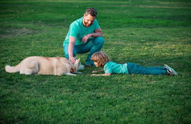 Doğada evcil köpeği olan baba ve oğul.