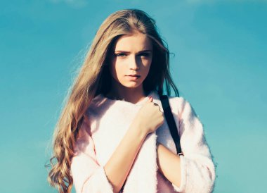 Doğal makyajlı güzel bir kadın. Sağlıklı bir kadın. Cazibeli bir spa resmi. Güzel narin kız