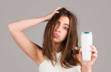 Ayakkabı şampuanı olan kadın saç dökülmesinden endişeleniyor. Saç dökülme problemi