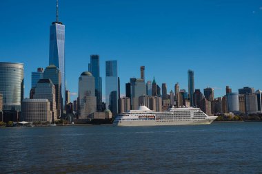 New York 'un panoramik manzarası, Birleşik Devletler. Manhattan 'ın ortasındaki New York şehrinin silüeti. ABD, New York, New York, Manhattan. Amerikan büyük şehri. Aşağı Manhattan silueti. New Jersey 'den New York