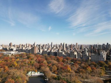 New York 'taki Autumn Central Park' ın şehir merkezindeki gökdelen manzaralı insansız hava aracı. Sonbaharda New York Central Park Havalimanı panoraması. Central Park 'ta sonbahar. Sonbahar New York. Central Park Sonbahar Yeşilliği