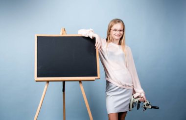 Liseli kız. Okul ve öğrenciler sınıfta. Eğitimli çocuklar. Okul sınıfındaki çocuk öğrenci. Öğrenim ve öğrenim kavramı