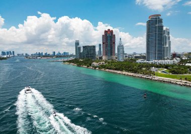 Miami 'ye git. Miami Sahili 'nin silueti tepeden. Miami sahil şeridi. Miami Beach Florida 'daki lüks dairelerin panoramik manzarası. Surfside Sahilinin Hava Görüntüsü