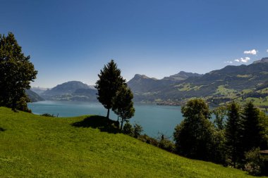 Alp dağları ve İsviçre 'deki gibi. İsviçre 'de Alpler doğası. İsviçre Alpleri. İsviçre 'nin doğası gereği panoramik. İsviçre göllerinin doğası. İsviçre manzarası. Alpler Doğa arkaplanı