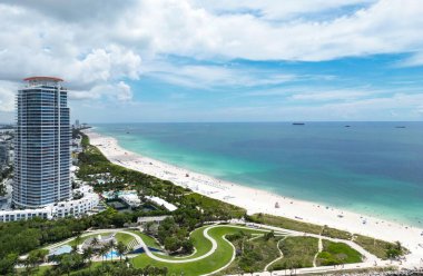 Miami Beach, South Beach, Florida, ABD. Miami Beach, Florida 'nın insansız hava aracı görüntüsü. Florida 'da lüks daireleri ve su yolu olan Miami Plajı.