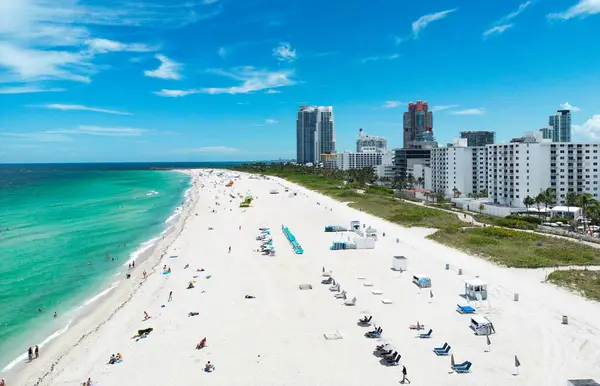 Miami sahili kıyı şeridinin hava manzarası. Miami Sahili Panorama Manzarası. South Pointe Parkı 'nın havadan görünüşü. Miami şehri. Güney Miami 'nin en iyi manzarası