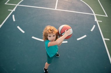 Çocuk basketbol oynuyor. Aktif çocuk yaşam tarzı