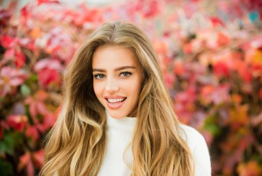 Mutlu ve güzel bir sonbahar kadınının yakın plan portresi.