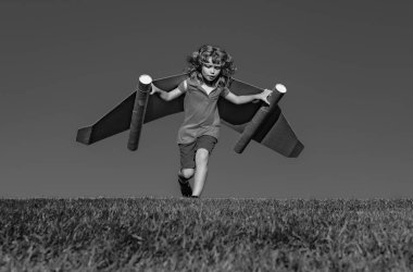 Özgürlük ve çocuklar hayal kurar. Çocuk geleceğin hayalini kuruyor. Çocuk pilot rüya görüyor. Çocuk rüyası kavramı. Sarışın, tatlı hayalperest çocuk uçarken rüya görüyor. Hayaller ve hayal gücü. Uçmayı hayal eden yaratıcı çocuk